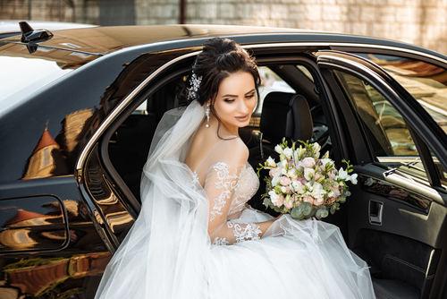 rent a luxury car with chauffeur to celebrate your wedding in paris. chauffeur privée a Paris pour votre mariage.