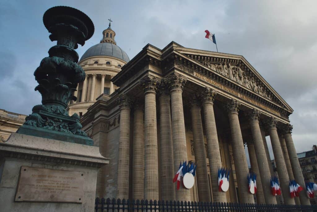 Panthéon, Paris, France city tour in a luxury car with a private driver for the day