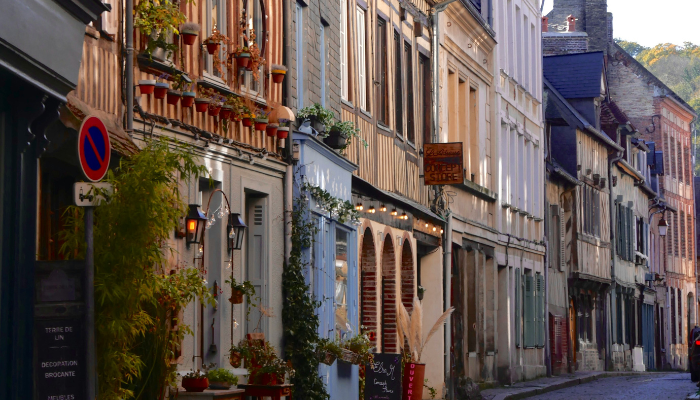 Honfleur normandie normandy private chauffeur driver shuttle transfer rental car from paris limousine service