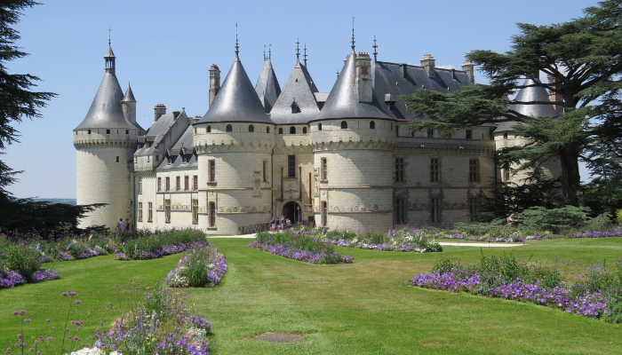 rent a luxury car with a private chauffeur car driven from paris to loire valley castles chateau de chambord driver