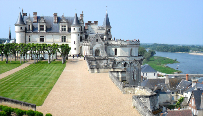 rent a luxury car with a private chauffeur car driven from paris to loire valley castles chateau de chambord driver