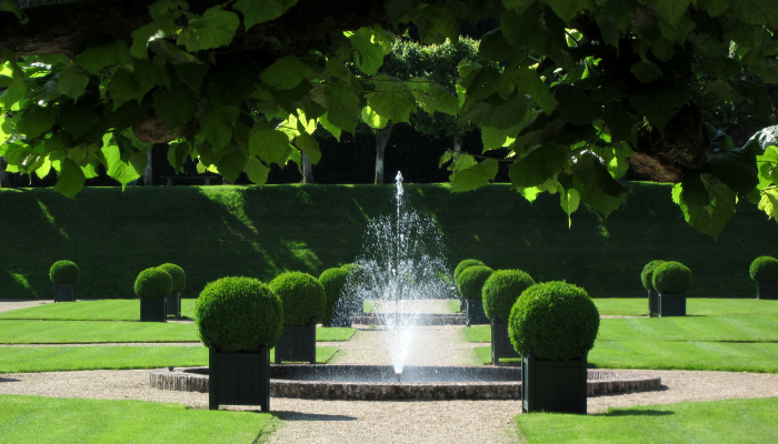 rent a luxury car with a private chauffeur car driven from paris to loire valley castles chateau de chambord driver