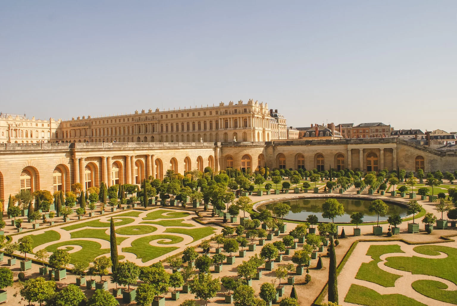 visit the palace of Versailles, hire a private chauffeur for the day to go from paris to versailles. we provide limousine vehicle, van and sedans. S class, V class and E class mercedes with private driver.